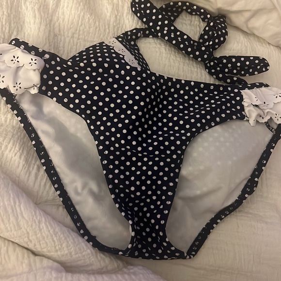 Bikini - Picture 3 of 3